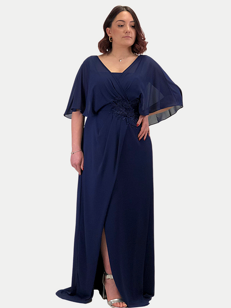 Abito lungo curvy in chiffon con ricamo in vita e mantellina